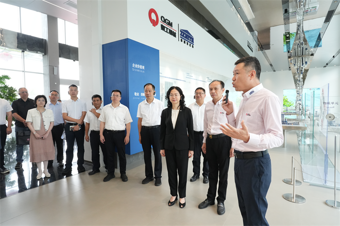 Namestnik guvernerja Jiang Erxiong je vodil ekipo za raziskovanje Quangong Machinery Co., Ltd, da bi pomagal Quanzhouu zgraditi pametno proizvodno mesto