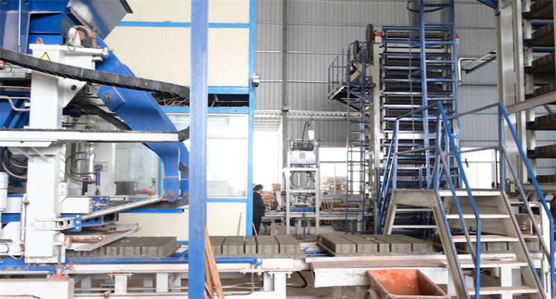 En stroj, več opek, varčevanje z energijo in zmanjšanje ogljika, model QGM Zenith 15 ustvarja 