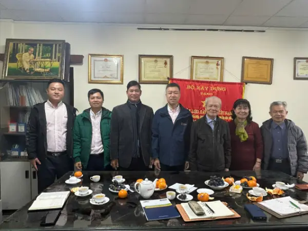 Fu Guohua, namestnik generalnega direktorja Quangong Machinery Co., Ltd., je vodil delegacijo, ki je obiskala Vietnamsko združenje gradbenih materialov, da bi spodbudila izmenjavo in sodelovanje med kitajsko in vietnamsko industrijo gradbenih materialov.