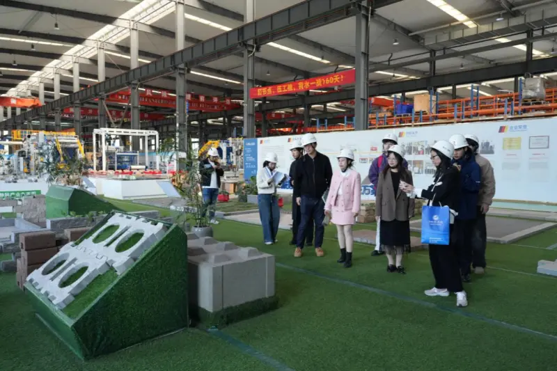 Podjetje Quangong Machinery Co., Ltd. se osredotoča na čezmorske razvojne potrebe in sodeluje z Univerzo za tuje študije in trgovino Fuzhou, da bi vzgojila mednarodno usmerjene talente.