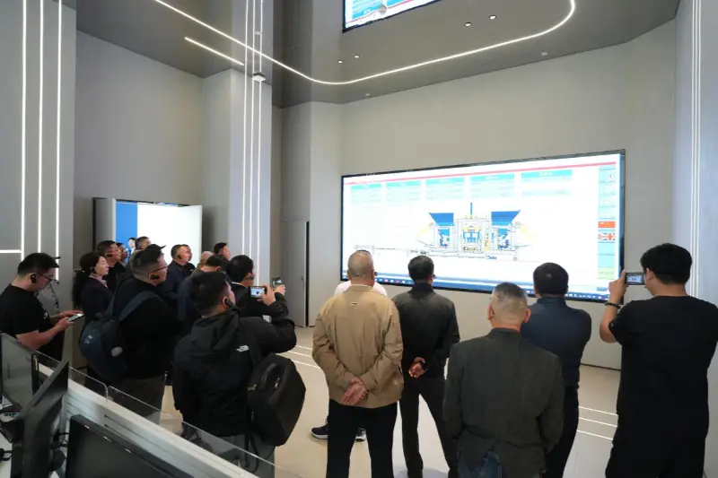 Drugo srečanje stalnega sveta 8. zasedanja Kitajskega združenja gradnikov je potekalo v Quanzhouju; Quangong Machinery Co., Ltd. prispeva k izmenjavi in ​​razvoju industrije.