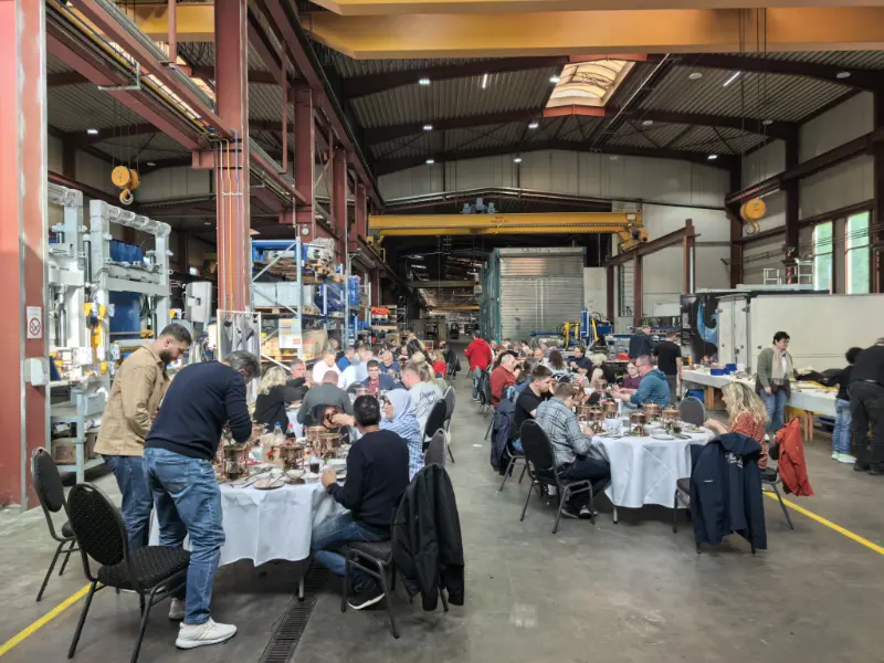 Aroma kitajskega hot pota doseže Nemčijo! Podružnica Quangong Machinery Co., Ltd. Zenit praznuje uspeh projekta.